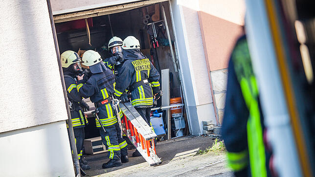 Die Einsatzkräfte der Konstanzer Feuerwehr können das Haus in der Radolfzeller Straße nur mit Atemschutzmasken betreten.