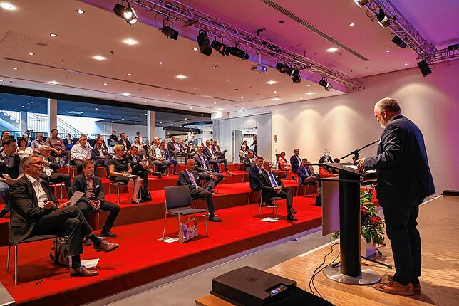 Seit langen die erste Präsenzveranstaltung im Milchwerk: Oberbürgermeister Martin Staab (rechts) eröffnete mit dem Wirtschaftsforum die ...