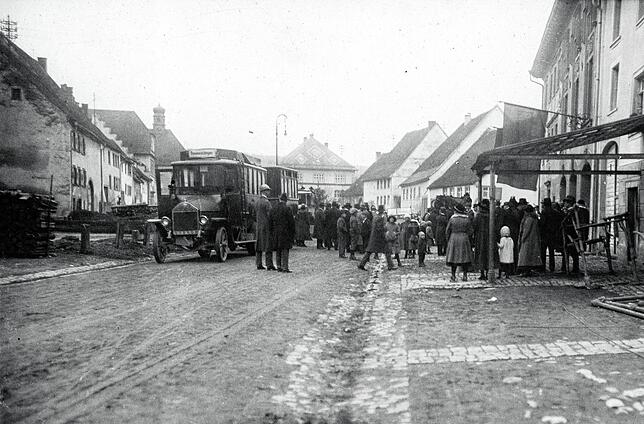 Die Festgäste werden am Bräunlinger Rathaus mit Autos und Bussen abgeholt. Hier ist ein Omnibus Benz-Gaggenau Typ 2 von der Deutschen ...