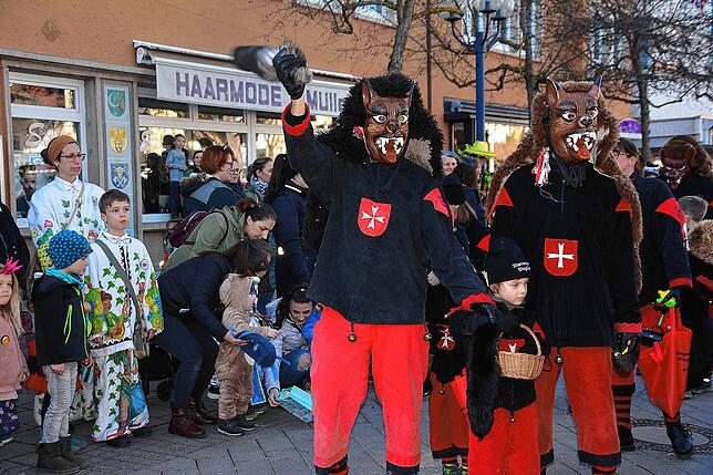 Bild 33: In Bad Dürrheim herrscht am Fasnetmentig beste Feierlaune (2)