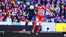 Bochums Goncalo Paciencia (l) in Aktion gegen Freiburgs Nicolas Höfler (r). Dessen Mannschaft freut sich über das 2:1 gegen den VfL ...