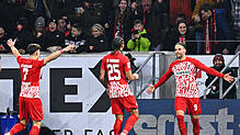 Freiburgs Lucas Höler (r-l) jubelt mit Kiliann Sildillia und Noah Weißhaupt über das Tor zum 2:2.