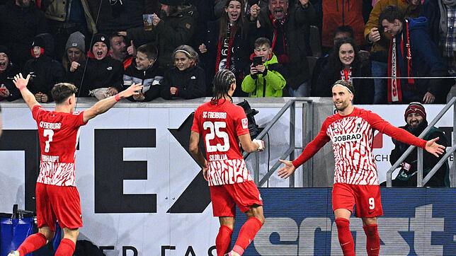 Freiburgs Lucas Höler (r-l) jubelt mit Kiliann Sildillia und Noah Weißhaupt über das Tor zum 2:2.