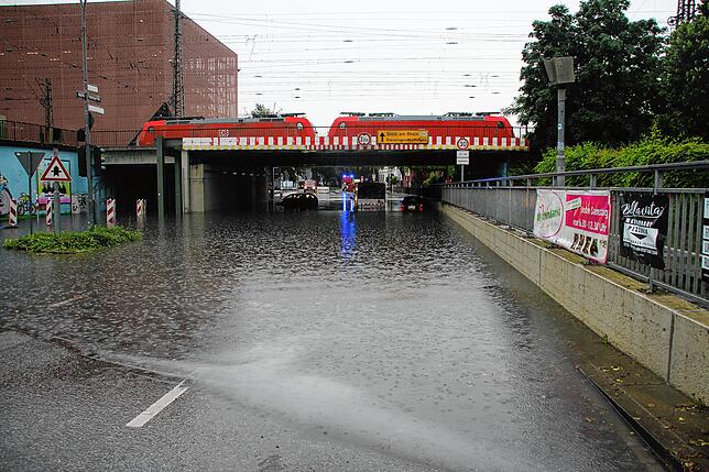 Bild 14: Heftiges Unwetter im Hegau: Auch Autos schwimmen davon!
