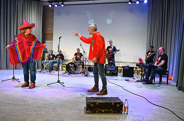 Bild 2: Bildergalerie: In Lauchringen begeistert der Narrenverein Räbenheim mit vielseitigem Bühnenprogramm