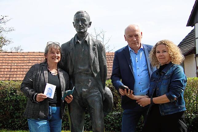 Zeigen, wie der neue Audioguide in Gaienhofen per Handy-App funktioniert (von links): Yvonne Istas (Leiterin des Hermann Hesse Museums), ...