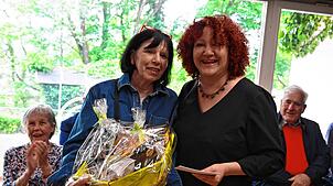 Margret Teufel (l.) erhielt stellvertretend für das Museumsteam von Kerstin Simon, Kulturamtsleiterin, ein Dankes-Präsent.