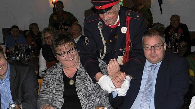 Festnahme: Narrenpolizist Rüdiger Hoschke verhaftete Bürgermeister Alexander Guhl und verlas die Anklageschrift vor allen Anwesenden. ...