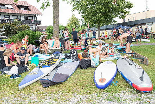 60 Teilnehmer und ihre Begleiter haben sich auf dem Gelände des WSI versammelt und natürlich auch jede Menge Boards dabei.