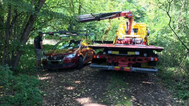 Der Besitzer dieses Autos lies sein Auto trotz Lautsprecheransagen im Naturschutzgebiet stehen, daher wurde es abgeschleppt.