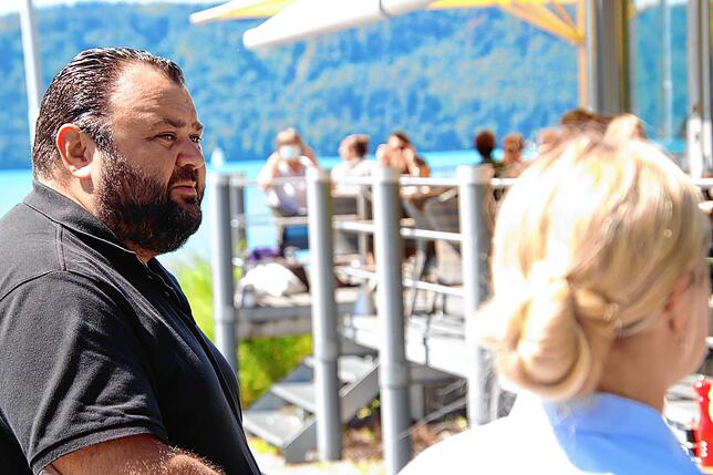 Ioannis Panagiotidis im Gespräch mit den Ordnungshütern.