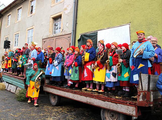 Bild 4: Hexensonntag: Urige Hexengestalten, Umzug und Hexenfeuer begeistern Besucher