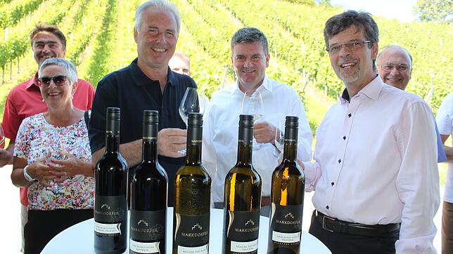 Stoßen auf die neue Markdorfer Weinlinie an (vorne von links): Karl Megerle, Vorstandsvorsitzender Winzerverein Hagnau sowie ...