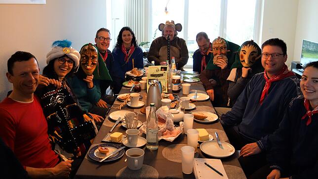 Thomas Kluzik, links, hat seine Elzacher und Rottweiler Freunde zu Gast. Sie übernachten am Narrentag immer reihum und haben sichtlich ...