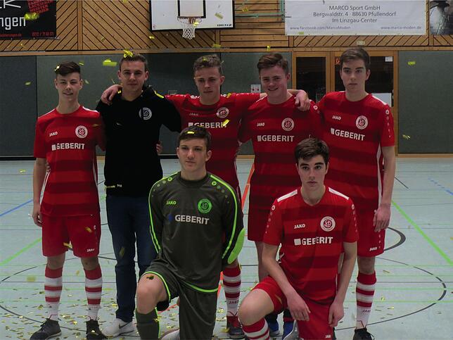 Die B2-Junioren des SC Pfullendorf (hinten, von links): Janik Moser, Philipp Moser Trainer, David Fritz, Corrner Mitchell, David Amann, ...