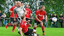 Florian Herbst (graues Trikot) brachte Pfaffenweiler mit 1:0 in Führung. Vorn die beiden Rietheimer Robert Fischer und Markus Knackmus ...