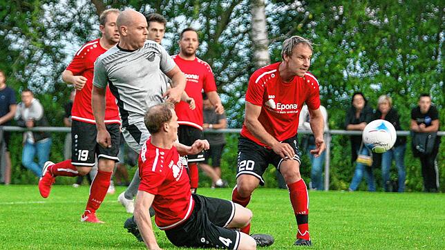Florian Herbst (graues Trikot) brachte Pfaffenweiler mit 1:0 in Führung. Vorn die beiden Rietheimer Robert Fischer und Markus Knackmus ...