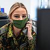 Eine Bundeswehrsoldatin hilft im Gesundheitsamt Dortmund bei der Kontaktnachverfolgung (Symbolbild). Bundeswehrsoldaten sollen ab ...