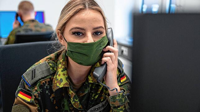 Eine Bundeswehrsoldatin hilft im Gesundheitsamt Dortmund bei der Kontaktnachverfolgung (Symbolbild). Bundeswehrsoldaten sollen ab ...