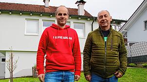Verständnislos: PV-Anlage-Profi Sebastian Kaiser und Raimund Hupfer vor dem Haus, auf dessen Dach laut Energieversorger EVKR zumindest ...