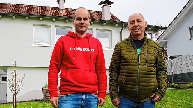 Verständnislos: PV-Anlage-Profi Sebastian Kaiser und Raimund Hupfer vor dem Haus, auf dessen Dach laut Energieversorger EVKR zumindest ...