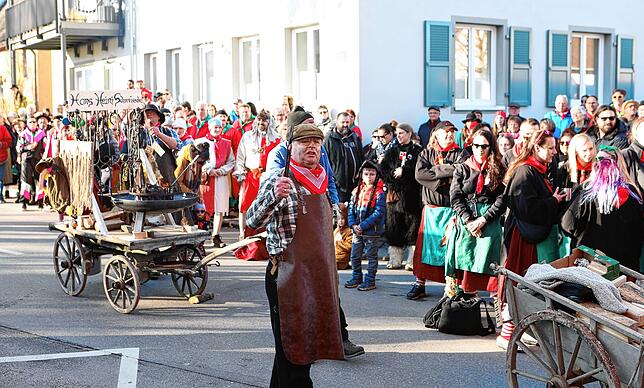 Bild 9: Mit einem kräftigen Hau Ruck wird der Narrenbaum in Position gebracht
