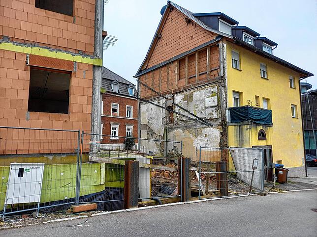 Solange die beschädigte Wand des Eckhauses Biberacherhofstraße/Hauptstraße nicht ertüchtigt ist, können die Bauarbeiten an dem ...