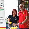 Glücksfee: Rita Niessen vom FC Kandern loste mit Spielleiter Hanspeter Stein die ersten beiden Runden im Rothaus-Bezirkspokal und ...