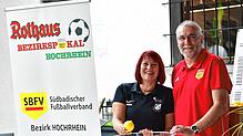 Glücksfee: Rita Niessen vom FC Kandern loste mit Spielleiter Hanspeter Stein die ersten beiden Runden im Rothaus-Bezirkspokal und ...
