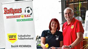 Glücksfee: Rita Niessen vom FC Kandern loste mit Spielleiter Hanspeter Stein die ersten beiden Runden im Rothaus-Bezirkspokal und ...