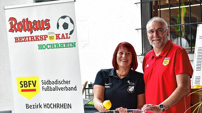 Glücksfee: Rita Niessen vom FC Kandern loste mit Spielleiter Hanspeter Stein die ersten beiden Runden im Rothaus-Bezirkspokal und ...
