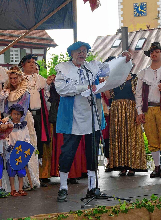 Unter großem Handgeklapper heißt der Vorsitzende des Fördervereins, Fritz Pfeiffer, die große Schar von Gauklern, Spielleut, Bauern, ...