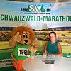 Marathon-Maskottchen Lenny und SÜDKURIER-Lokalchefin Stephanie Jakober unterhalten sich über sportliche Herausforderungen, die Arbeit ...