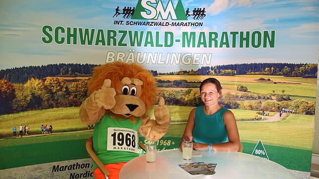 Marathon-Maskottchen Lenny und SÜDKURIER-Lokalchefin Stephanie Jakober unterhalten sich über sportliche Herausforderungen, die Arbeit ...