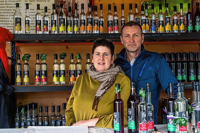 Monika Zapf und Thomas Georges. Gemeinsam mit ihrem Mann stellt sie ihre Brennerei aus dem Kinzigtal bei der Landesgartenschau vor.