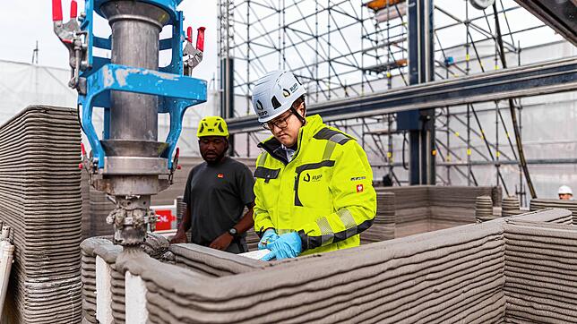 Der Betondrucker bei der Arbeit: Schicht für Schicht wachsen die Wände in der Höhe. So wie hier auf einer Baustelle der Firma Rupp ...