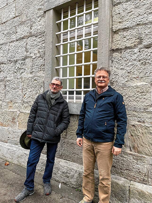 Konrad Sieber (links) und Jürgen Bendig vor einem vergitterten Fenster der JVA Waldshut.