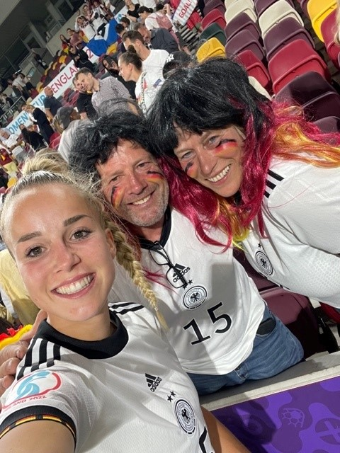 Giulia Gwinn (li.) mit ihren Eltern Florian und Gabi Gwinn