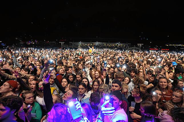 Bild 10: Am ersten Abend tanzen tausende Fans vor den Campus-Festival-Bühnen