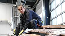 Luisa Bürkle auf einem der Boote an ihrem Arbeitsplatz. Die 20-Jährige macht eine Ausbildung zur Bootsbauerin. In ihrer Freizeit ist sie ...