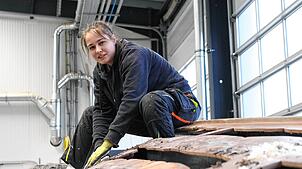 Luisa Bürkle auf einem der Boote an ihrem Arbeitsplatz. Die 20-Jährige macht eine Ausbildung zur Bootsbauerin. In ihrer Freizeit ist sie ...