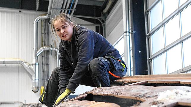 Luisa Bürkle auf einem der Boote an ihrem Arbeitsplatz. Die 20-Jährige macht eine Ausbildung zur Bootsbauerin. In ihrer Freizeit ist sie ...