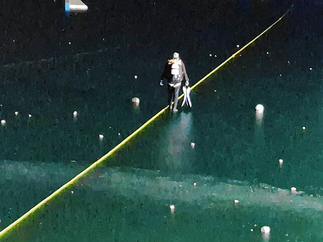 Taucher sind am Freitagabend im Seepark linzgau im Einsatz, um nach Personen zu suchen, die möglicherweise im Eis eingebrochen sind.