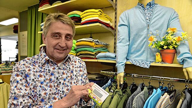 Fritz Kaspar vom Werbekreis des Handels- und Gewerbevereins demonstriert das Aufrubbeln eines Rubbelloses für das Ostergewinnspiel. ...