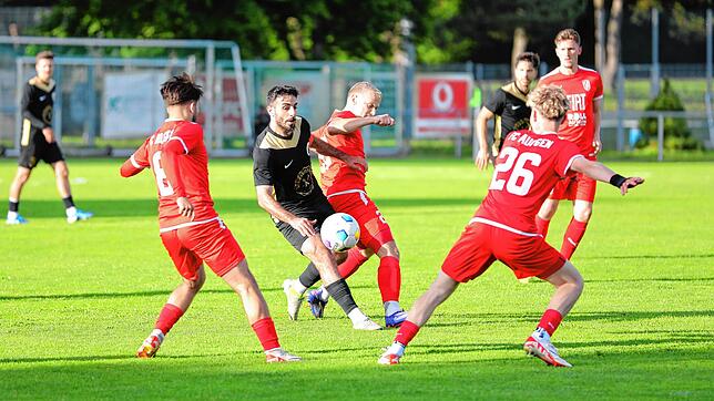 Spielführer Veysel Kayantas (Mitte), hier bedrängt von Auggener Gegenspielern, soll wohl vom Türk. SV Singen zum Lokalrivalen Südstern ...