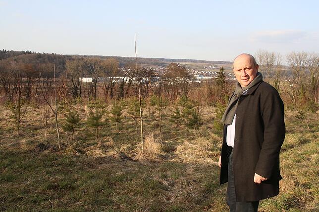 Lauchringens Bürgermeister Thomas Schäuble steht auf einem Teil der 5,5 Hektar großen Ausgleichsfläche für die Erweiterung des ...