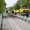 Auf der Konstanzer Brücke in Radolfzell: Noch trennt die Leitplanke den Radfahrer vor dem Lastwagen.