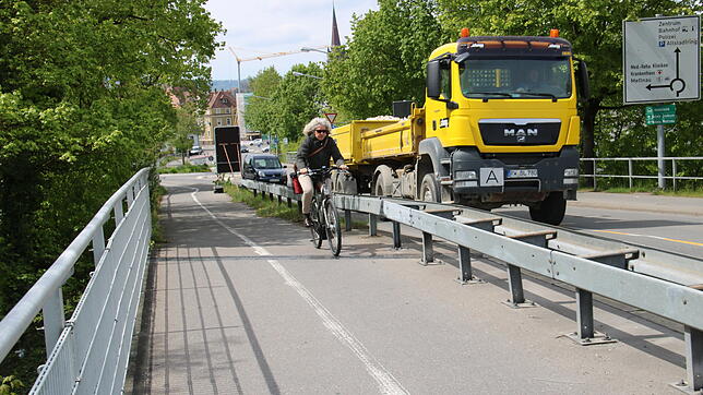 Auf der Konstanzer Brücke in Radolfzell: Noch trennt die Leitplanke den Radfahrer vor dem Lastwagen.