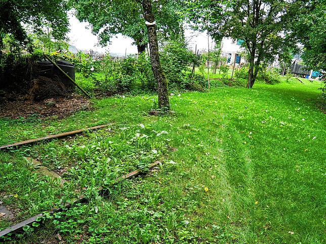 Bei Brennet geht die ehemalige Trasse in Gartenanlagen über.