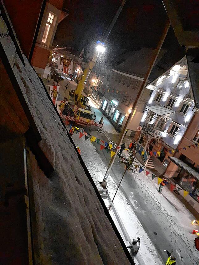 Bild 11: Plötzlich stand der große Narrenbaum! Bilder von der ungewöhnlichen Aktion am Mittwochabend in Stockach